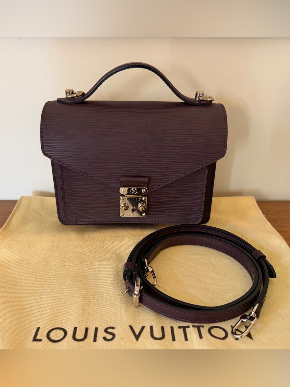 LOUIS VUITTON
Questche Epi Leather Monceau BB Bag